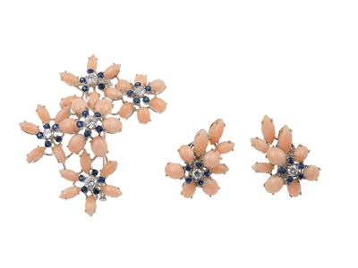 Demi-parure, spilla ed orecchini con corallo rosa, diamanti e zaffiri