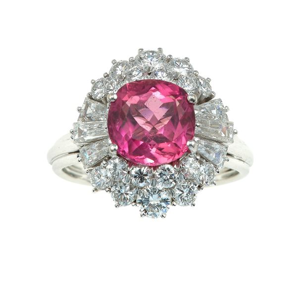 Anello con tormalina rosa e diamanti