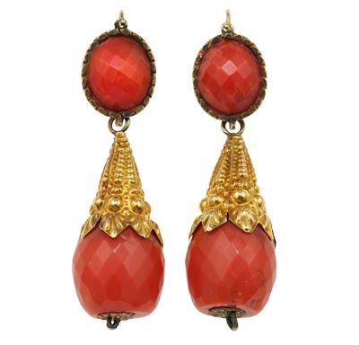 Orecchini con corallo sfaccettato, montatura in oro giallo 750/1000 con punzoni francesi