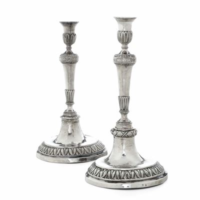 Coppia di candelieri neoclassici, argento fuso sbalzato e cesellato (Genova, marchio “Torretta” c...