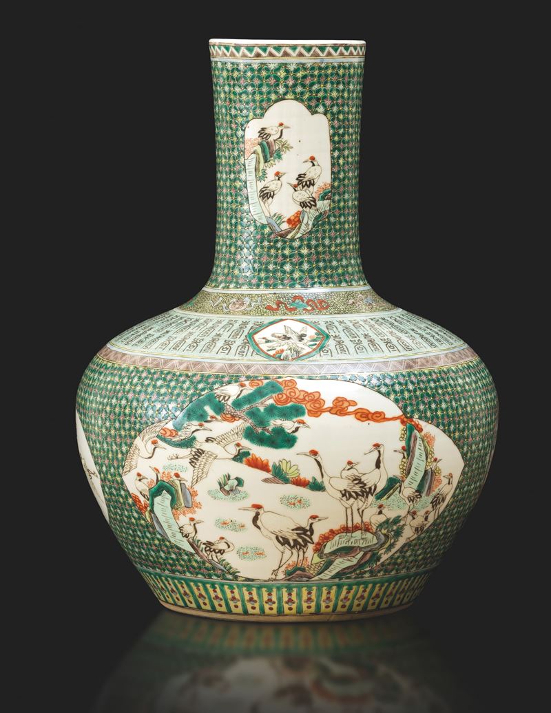 Vaso Tianqiuping in porcellana sui toni della Famiglia Verde con figure di aironi entro riserve e decori floreali, Cina, XX secolo  - Asta Arte Orientale - II - Cambi Casa d'Aste