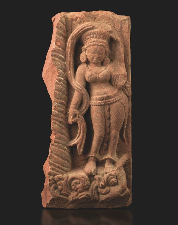 Stele in terracotta con figura di divinità femminile, India, Khemer, XIII secolo