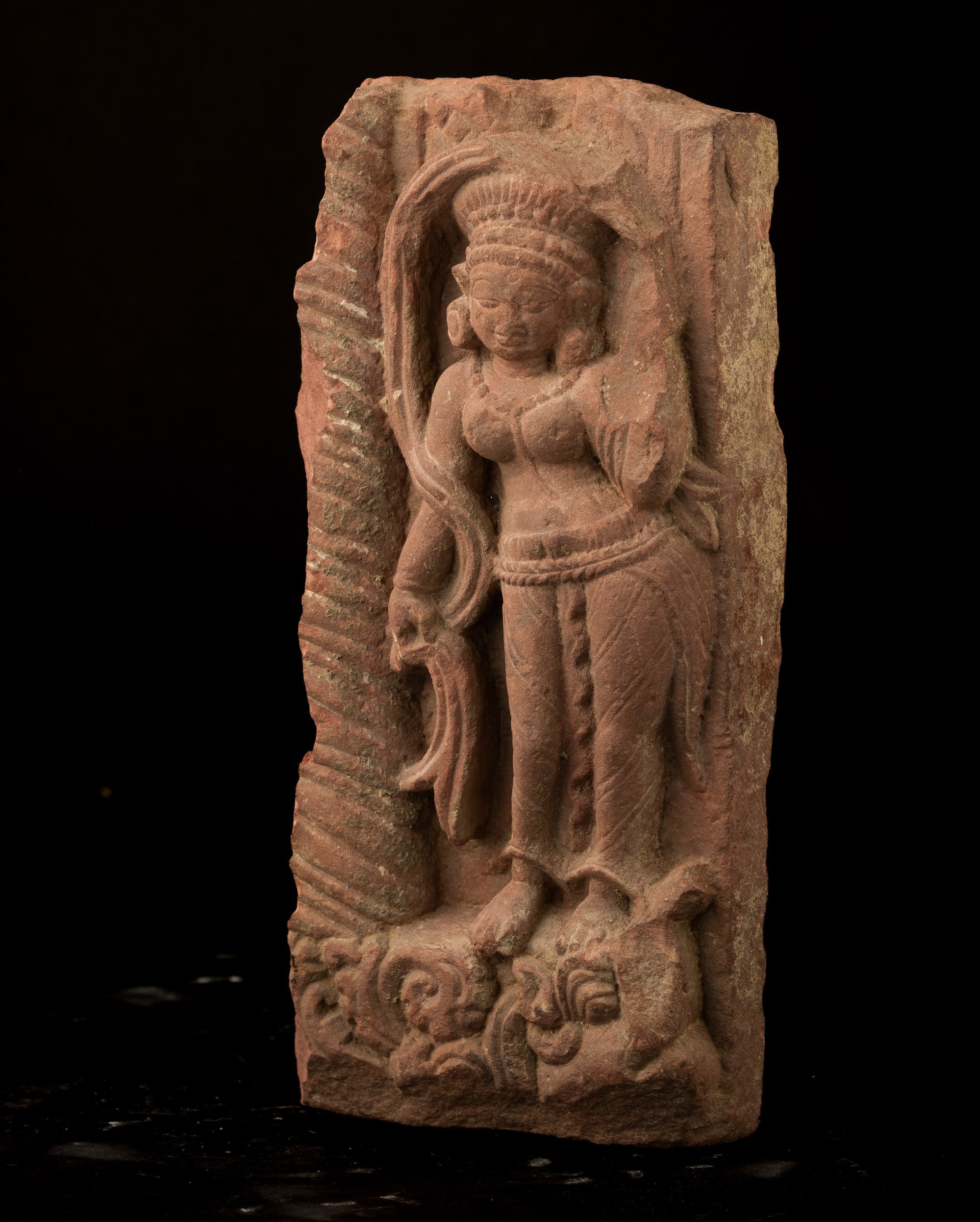 Stele in Terracotta con Figura di Divinità Femminile, India, Khemer, XIII Secolo