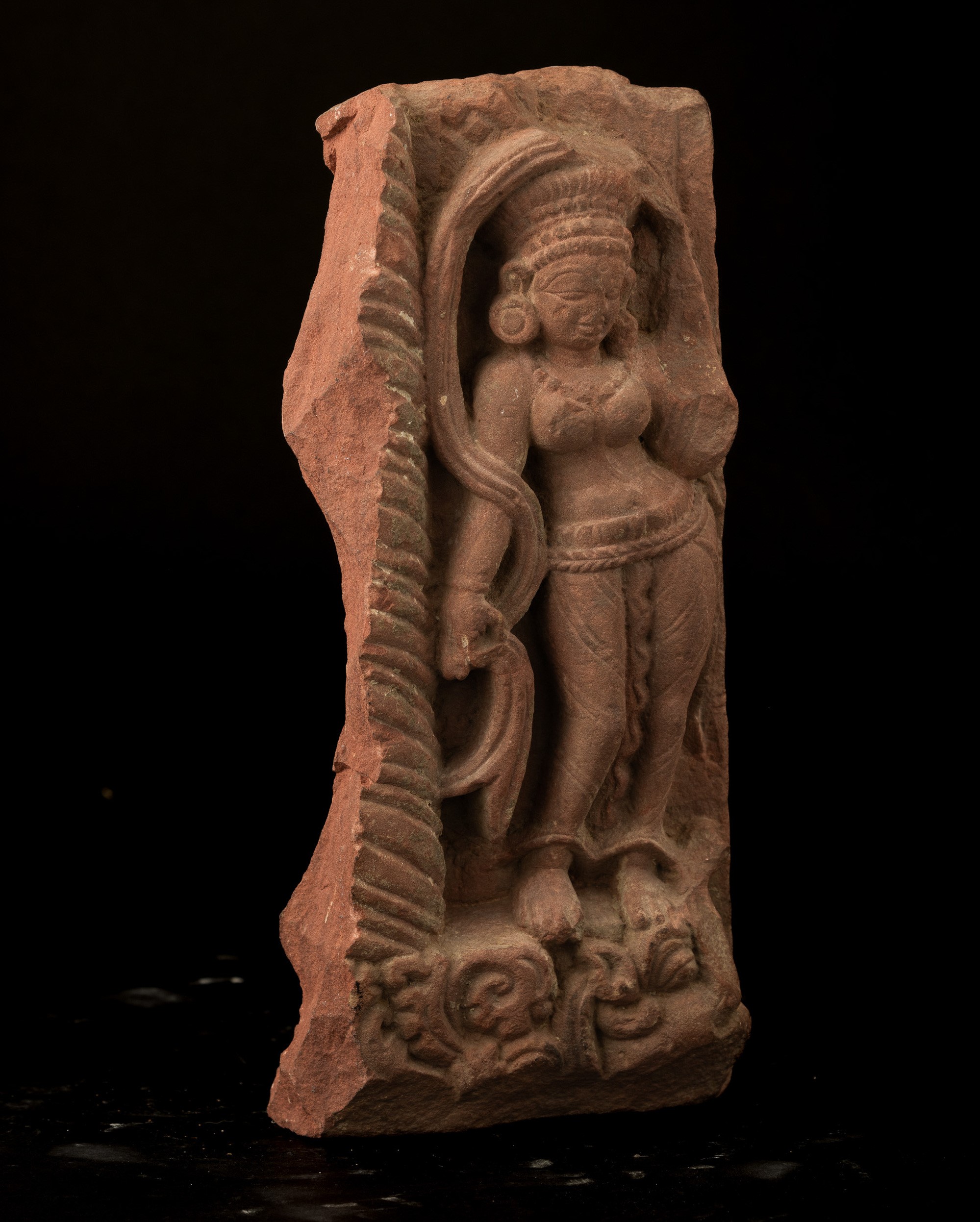 Stele in Terracotta con Figura di Divinità Femminile, India, Khemer, XIII Secolo