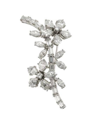Spilla in platino con diamanti taglio baguette, navette, goccia e brillante