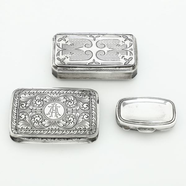 Due scatole e porta pillole. Differenti argenterie del XX secolo