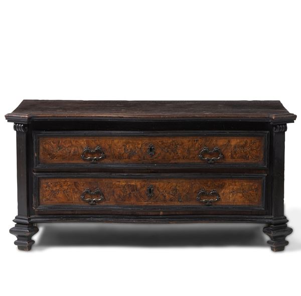 Cassettone lastronato in radica ed intarsiato. XVIII secolo