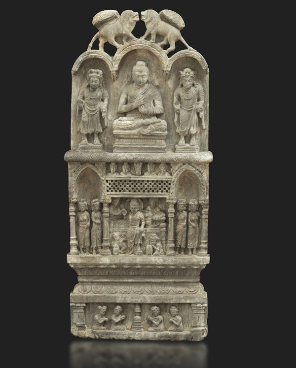 Stele raffigurante altare con divinità scolpita in pietra, Gandhara, III secolo