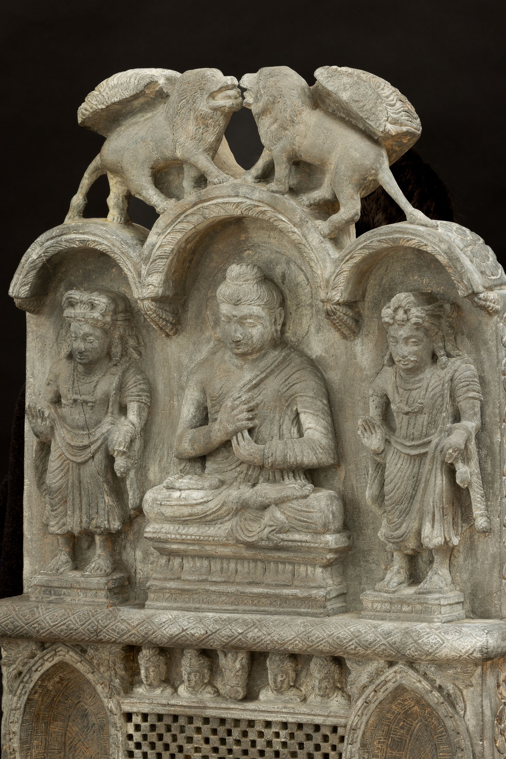 Stele Raffigurante Altare con Divinità Scolpita in Pietra, Gandhara, III Secolo