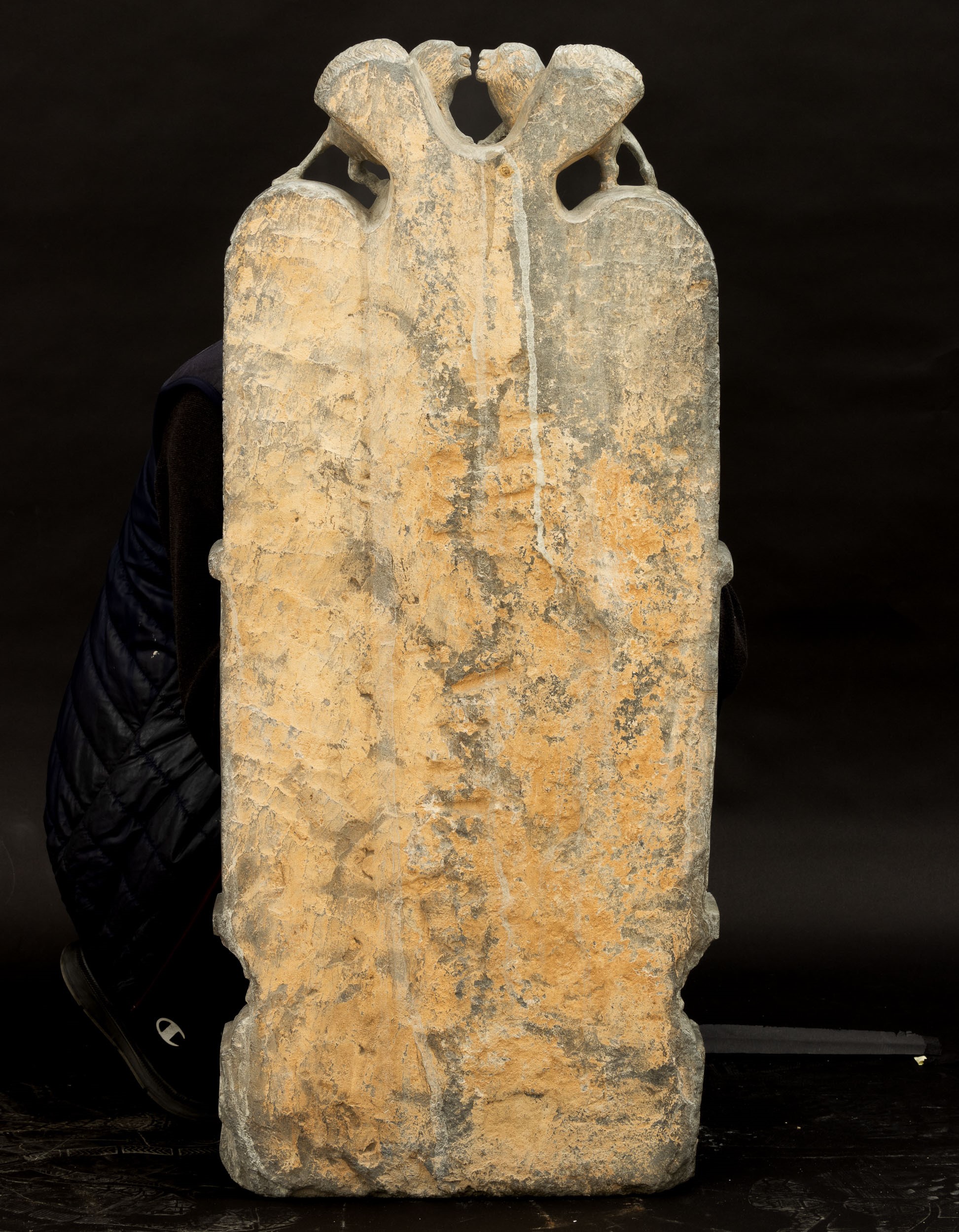Stele Raffigurante Altare con Divinità Scolpita in Pietra, Gandhara, III Secolo