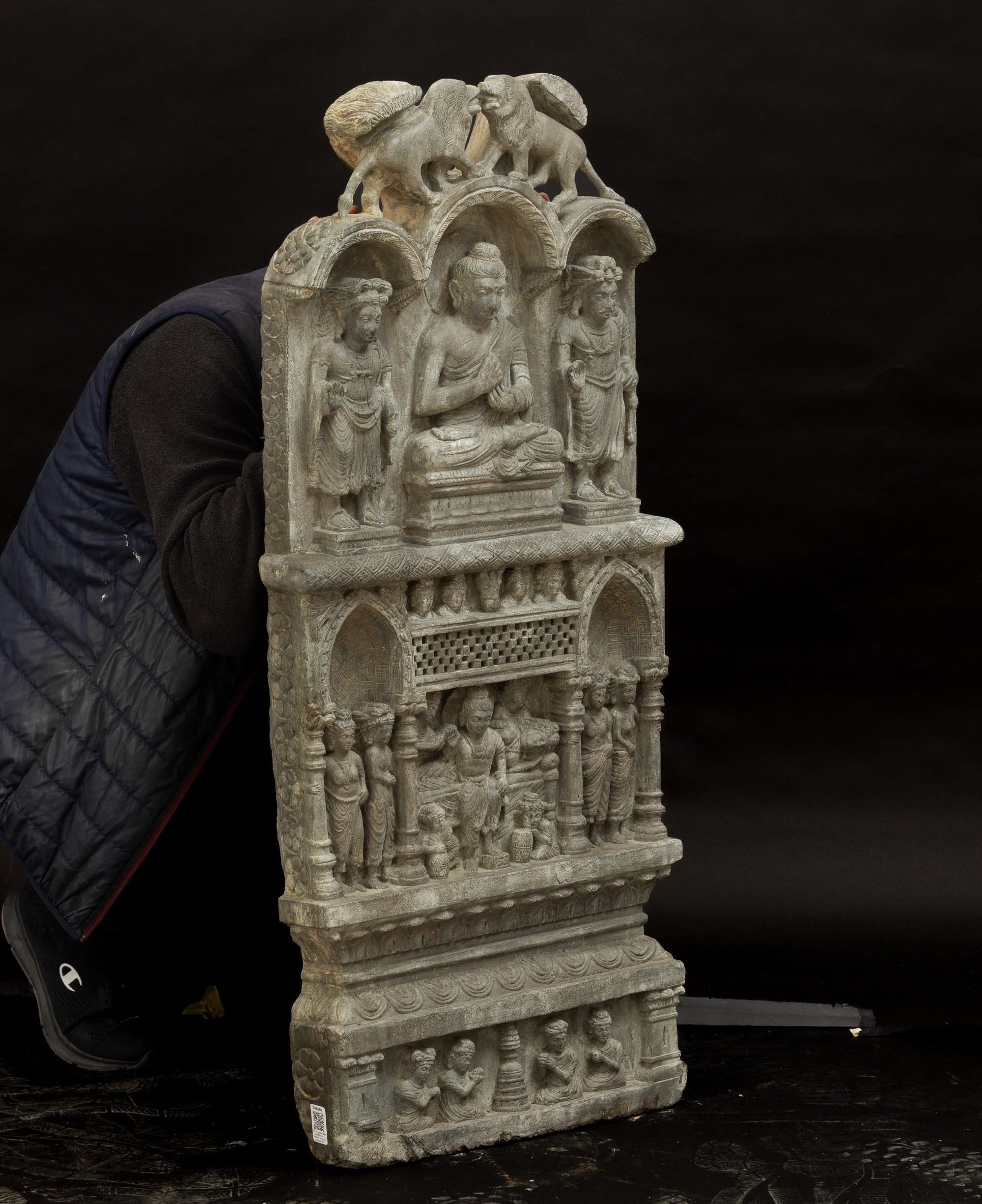 Stele Raffigurante Altare con Divinità Scolpita in Pietra, Gandhara, III Secolo