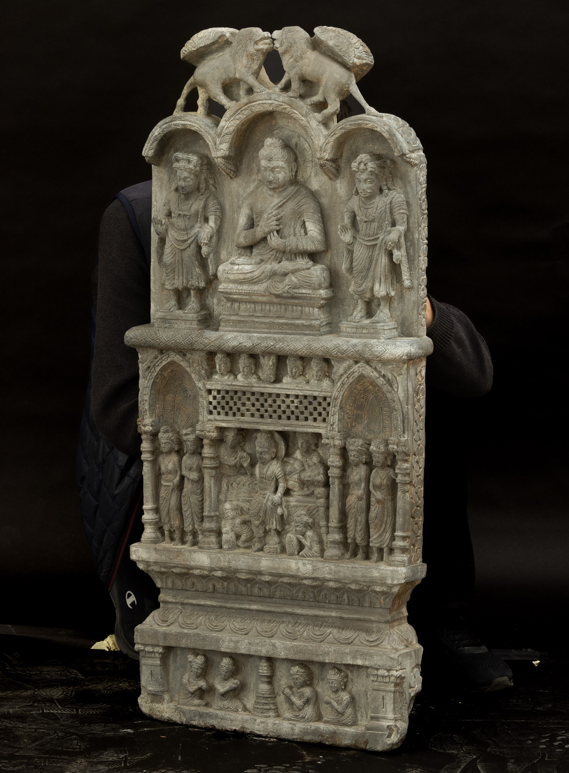 Stele Raffigurante Altare con Divinità Scolpita in Pietra, Gandhara, III Secolo