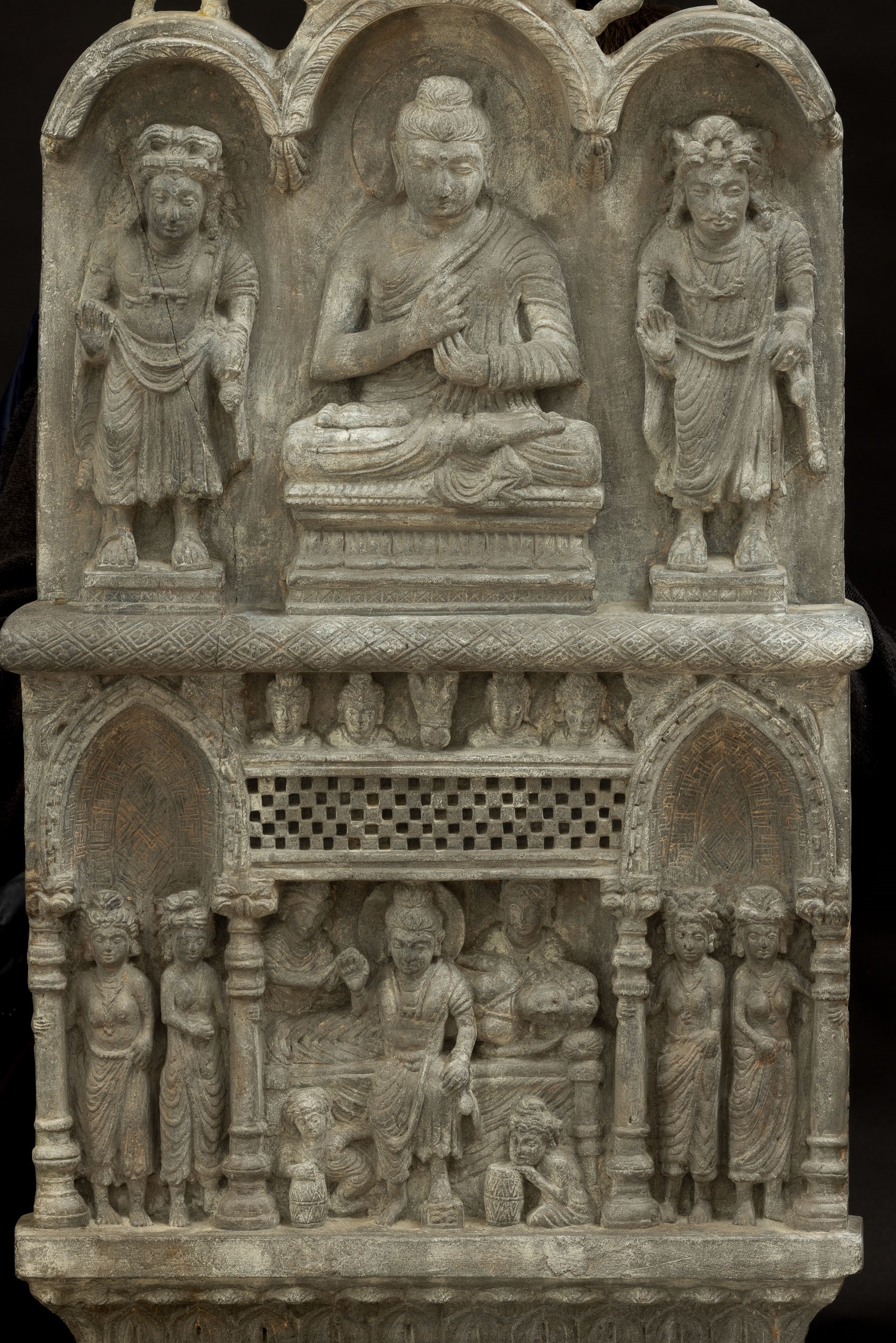 Stele Raffigurante Altare con Divinità Scolpita in Pietra, Gandhara, III Secolo