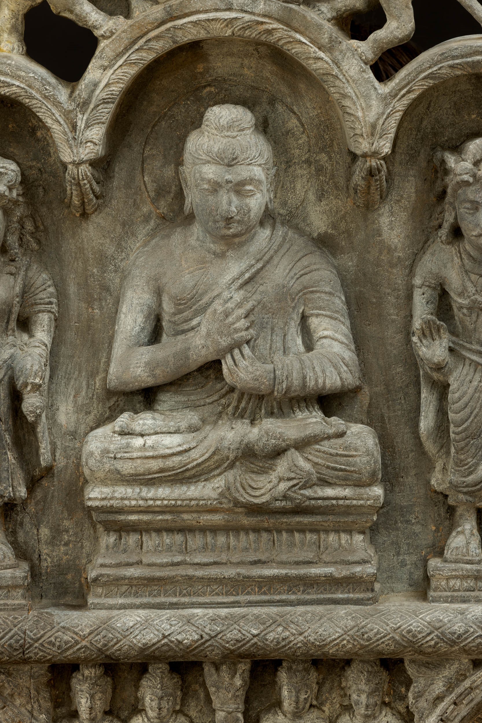 Stele Raffigurante Altare con Divinità Scolpita in Pietra, Gandhara, III Secolo
