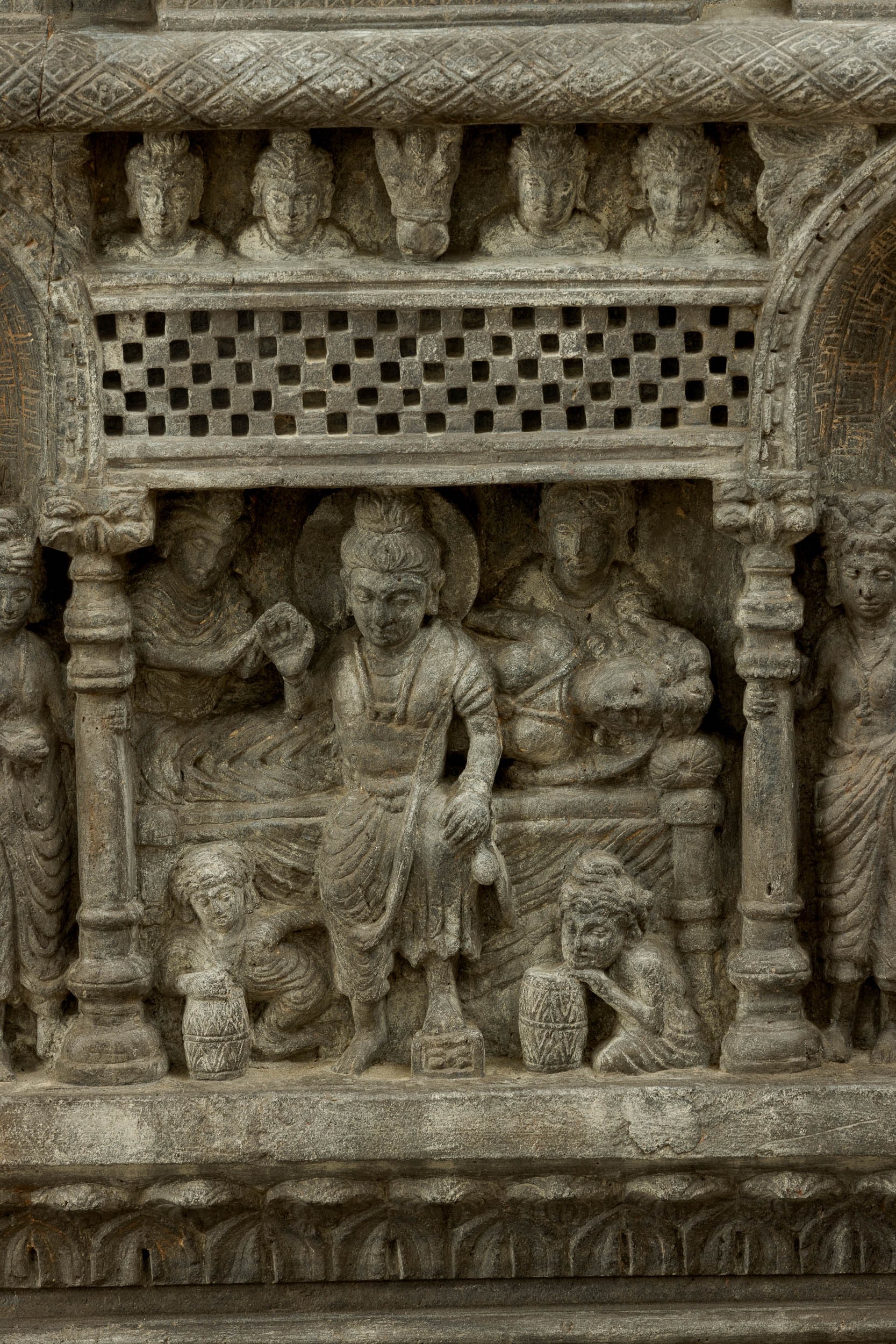 Stele Raffigurante Altare con Divinità Scolpita in Pietra, Gandhara, III Secolo