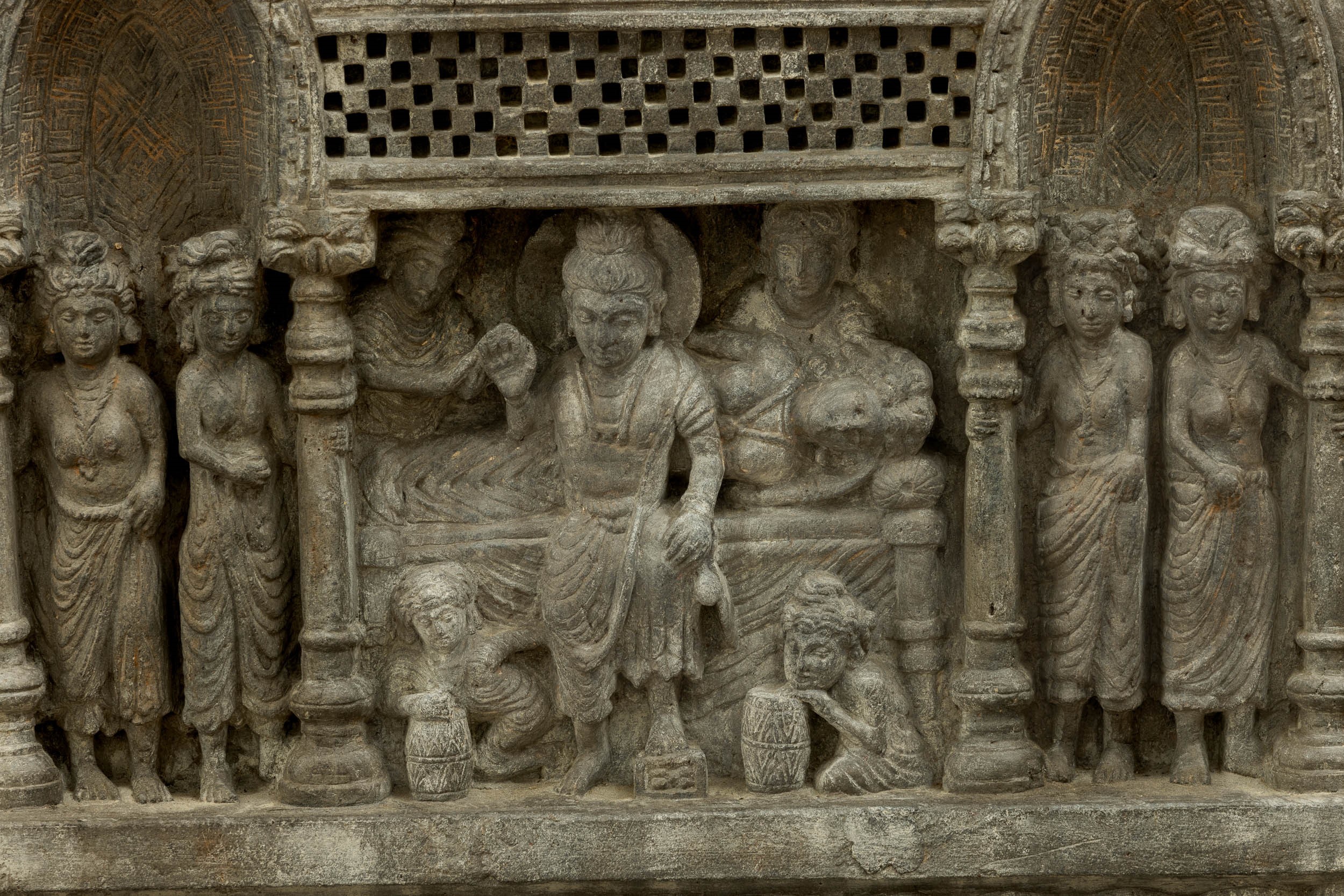 Stele Raffigurante Altare con Divinità Scolpita in Pietra, Gandhara, III Secolo