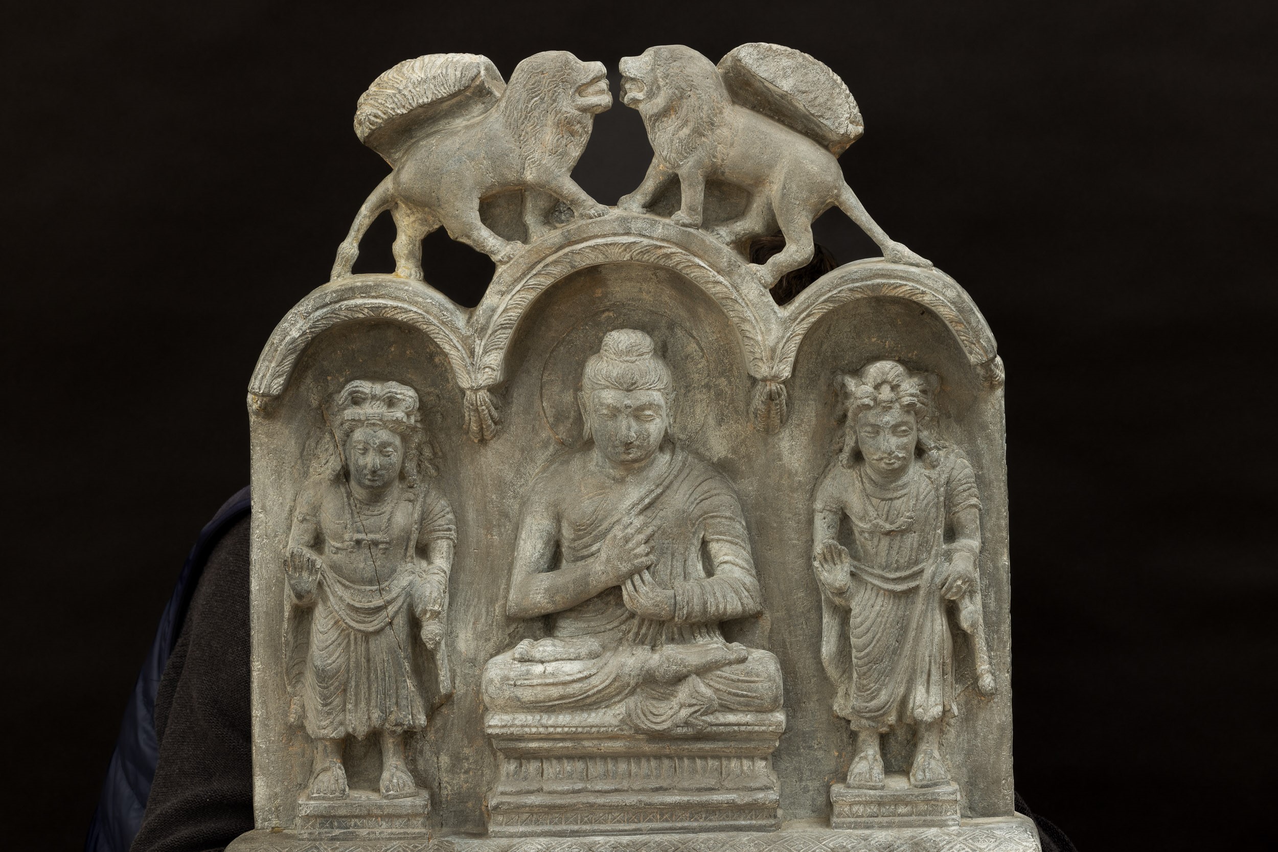 Stele Raffigurante Altare con Divinità Scolpita in Pietra, Gandhara, III Secolo