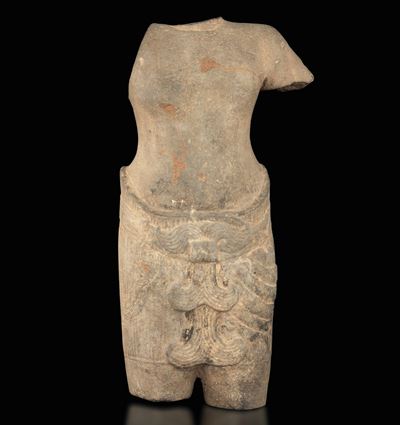 Torso Maschile Scolpito in Pietra, India, Khemer, X Secolo
