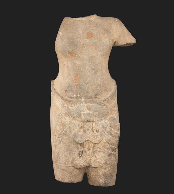 Torso maschile scolpito in pietra, India, Khemer, X secolo