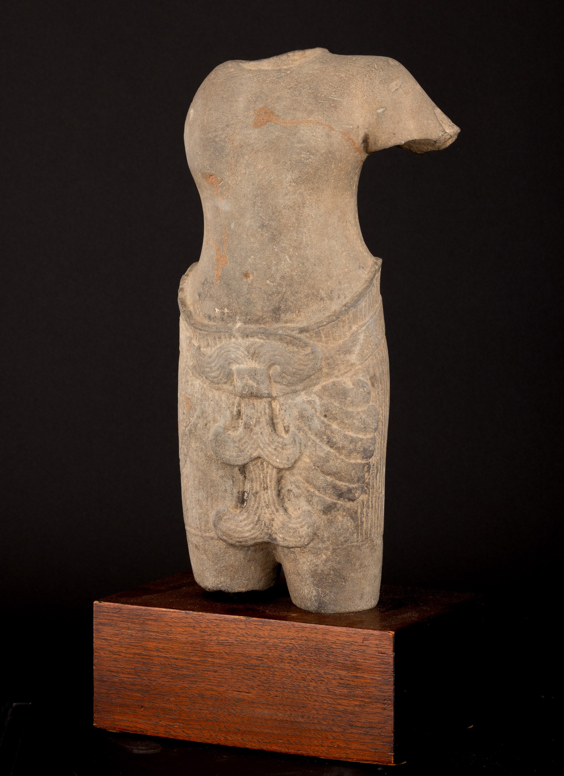 Torso Maschile Scolpito in Pietra, India, Khemer, X Secolo