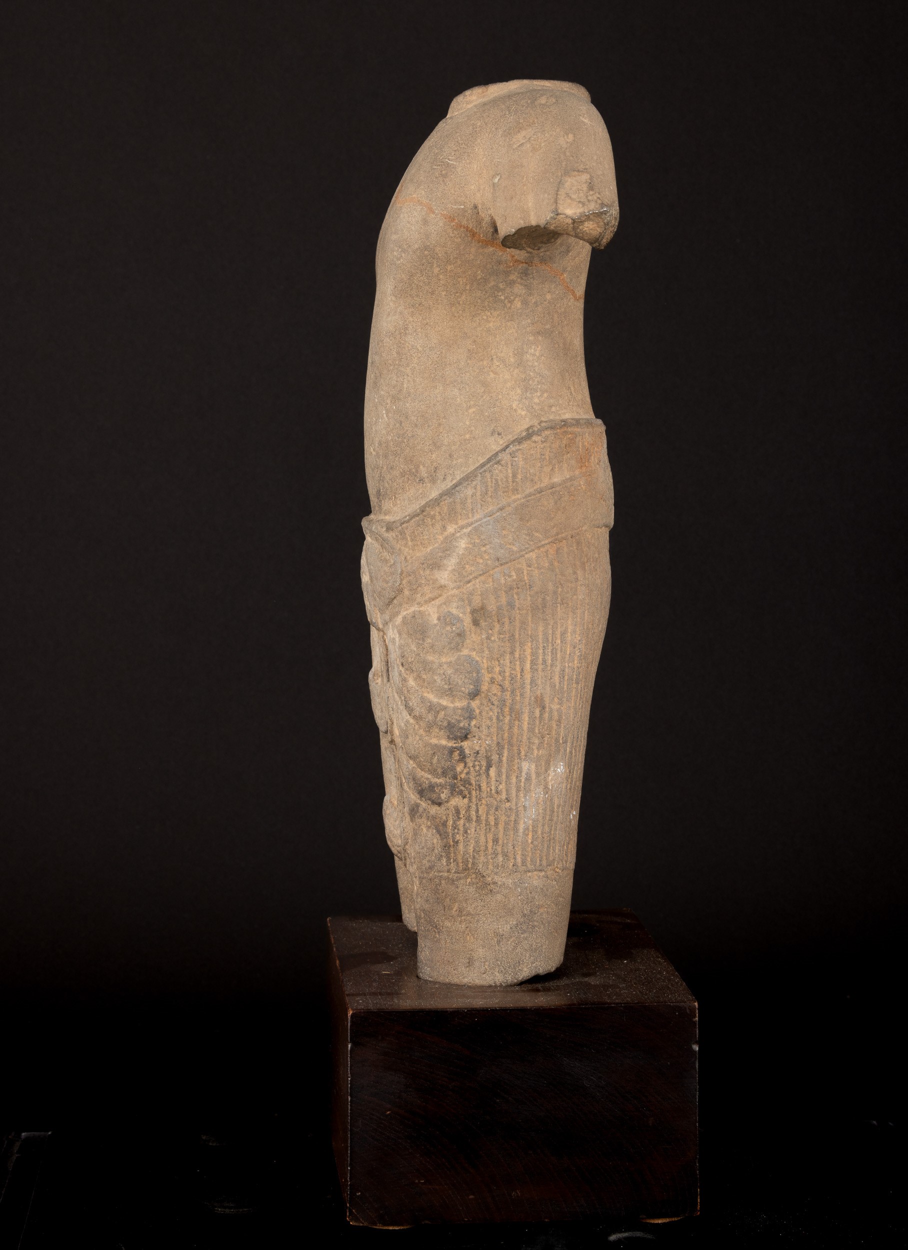 Torso Maschile Scolpito in Pietra, India, Khemer, X Secolo