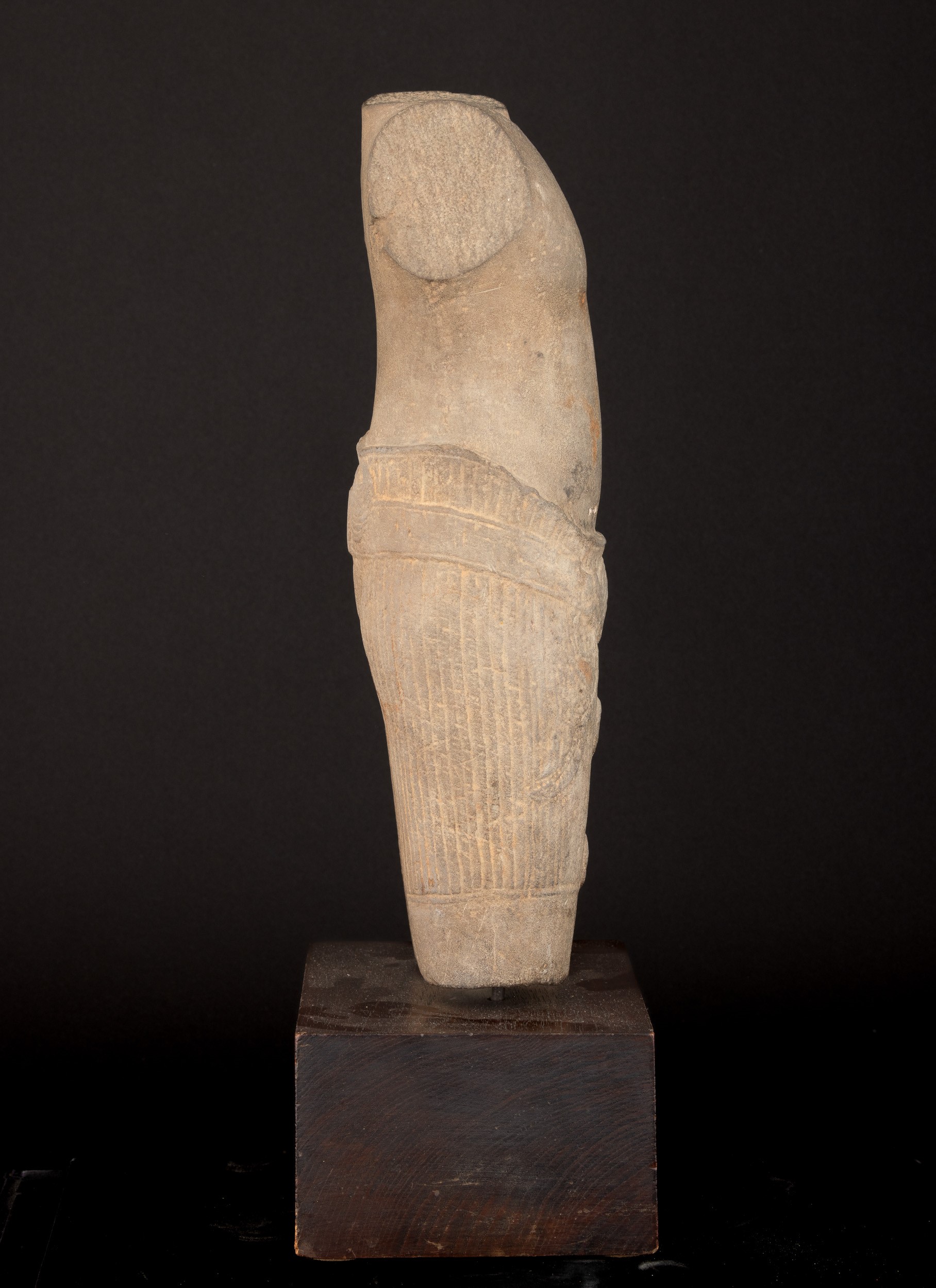 Torso Maschile Scolpito in Pietra, India, Khemer, X Secolo