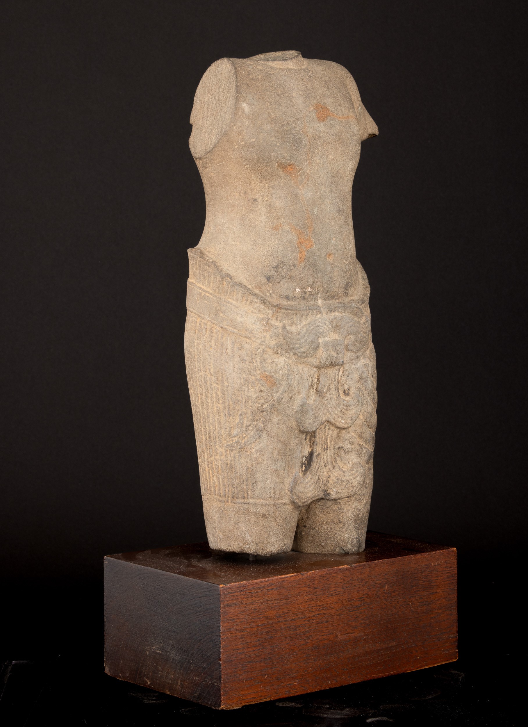 Torso Maschile Scolpito in Pietra, India, Khemer, X Secolo