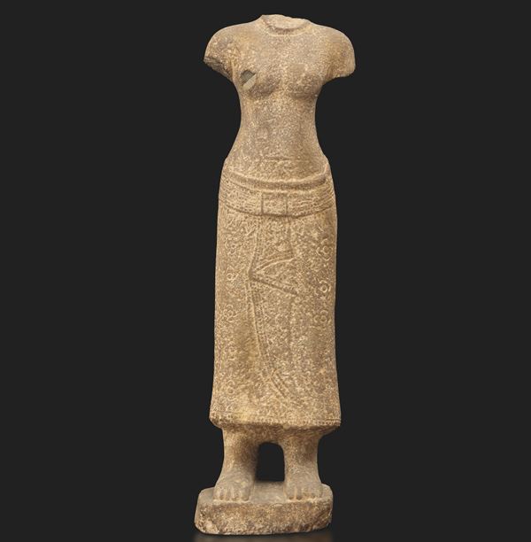 Torso femminile scolpito in pietra, India, Khemer, epoca  Bayon (1160-1230)