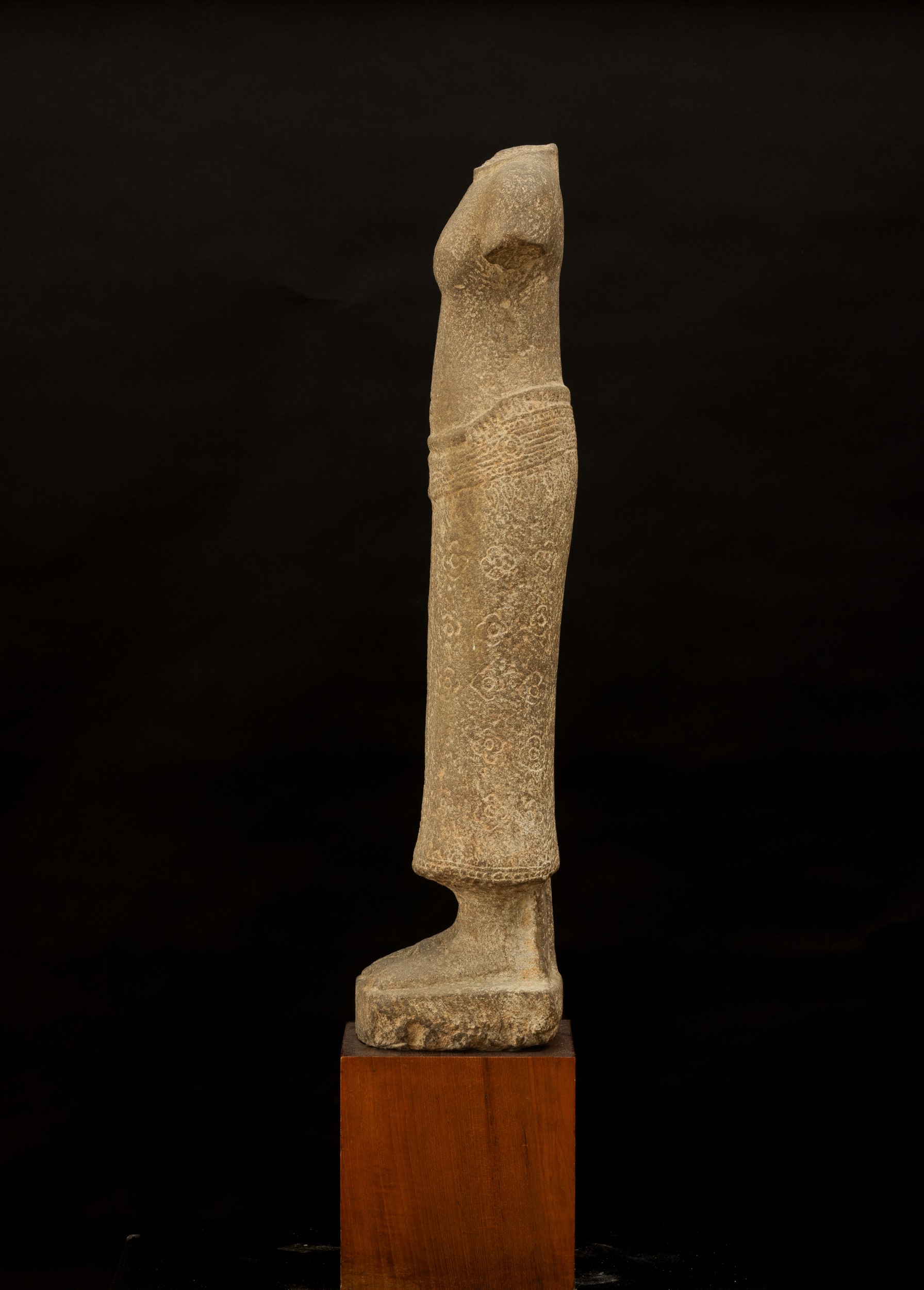 Torso Femminile Scolpito in Pietra, India, Khemer, Epoca Bayon (1160-1230)