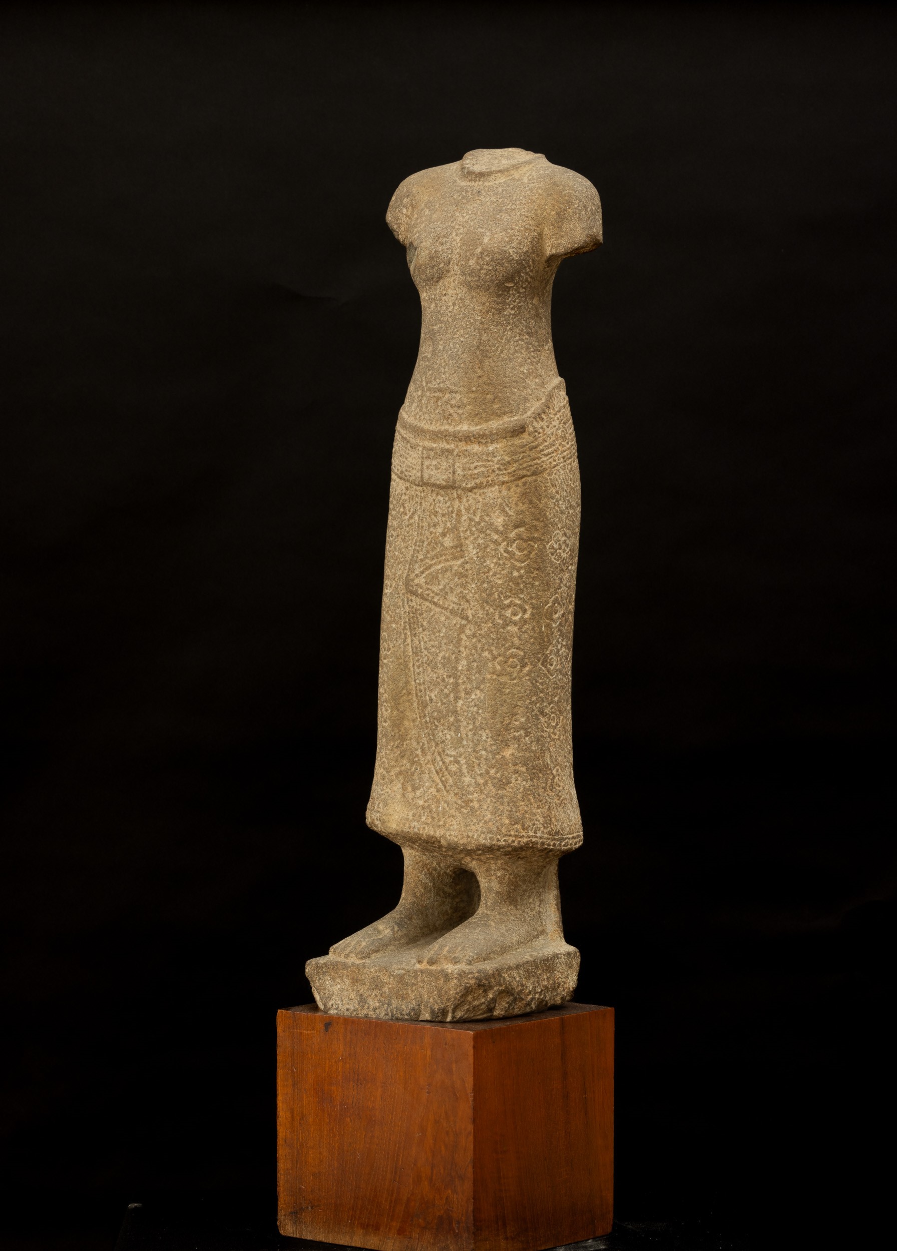 Torso Femminile Scolpito in Pietra, India, Khemer, Epoca Bayon (1160-1230)