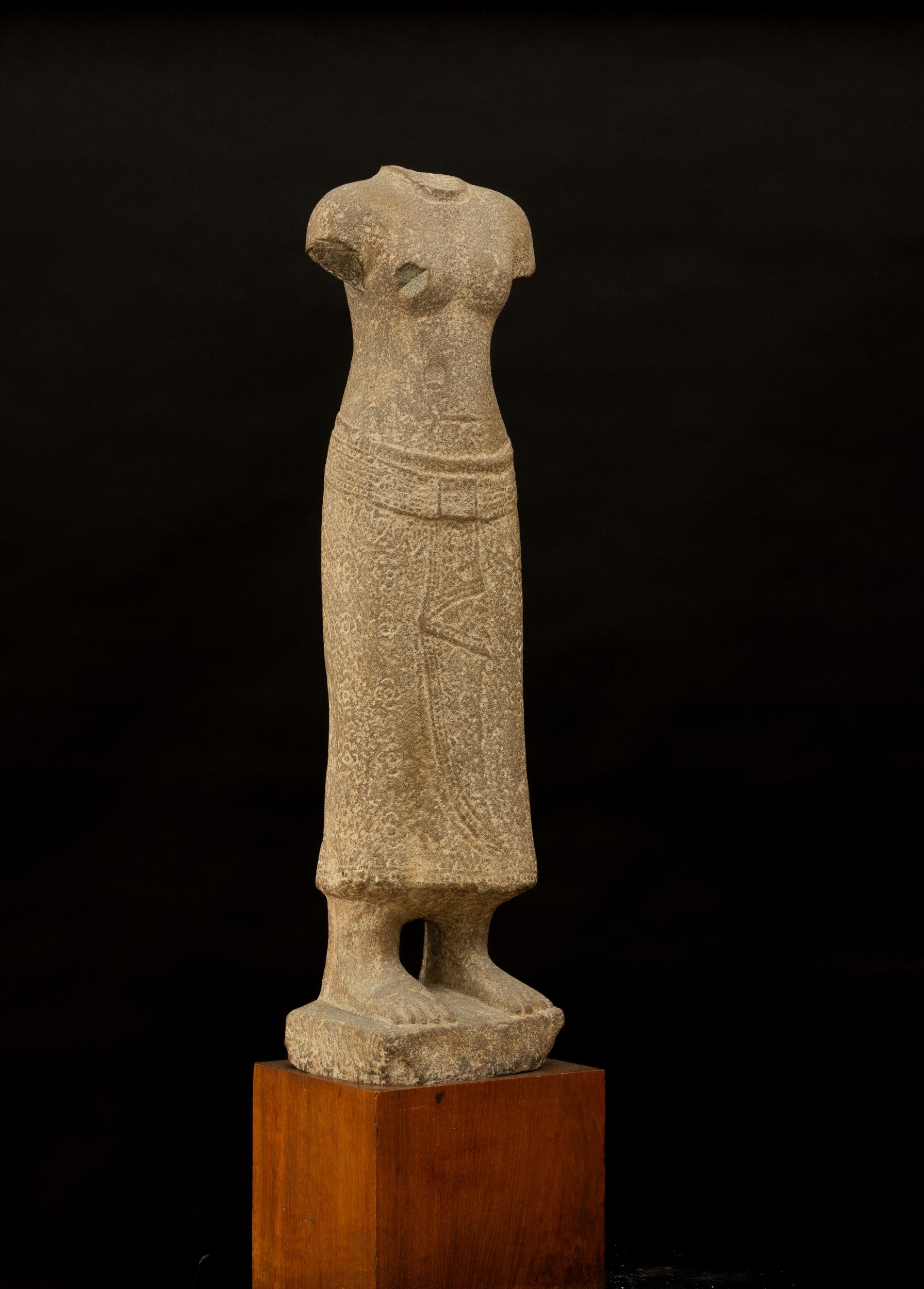 Torso Femminile Scolpito in Pietra, India, Khemer, Epoca Bayon (1160-1230)