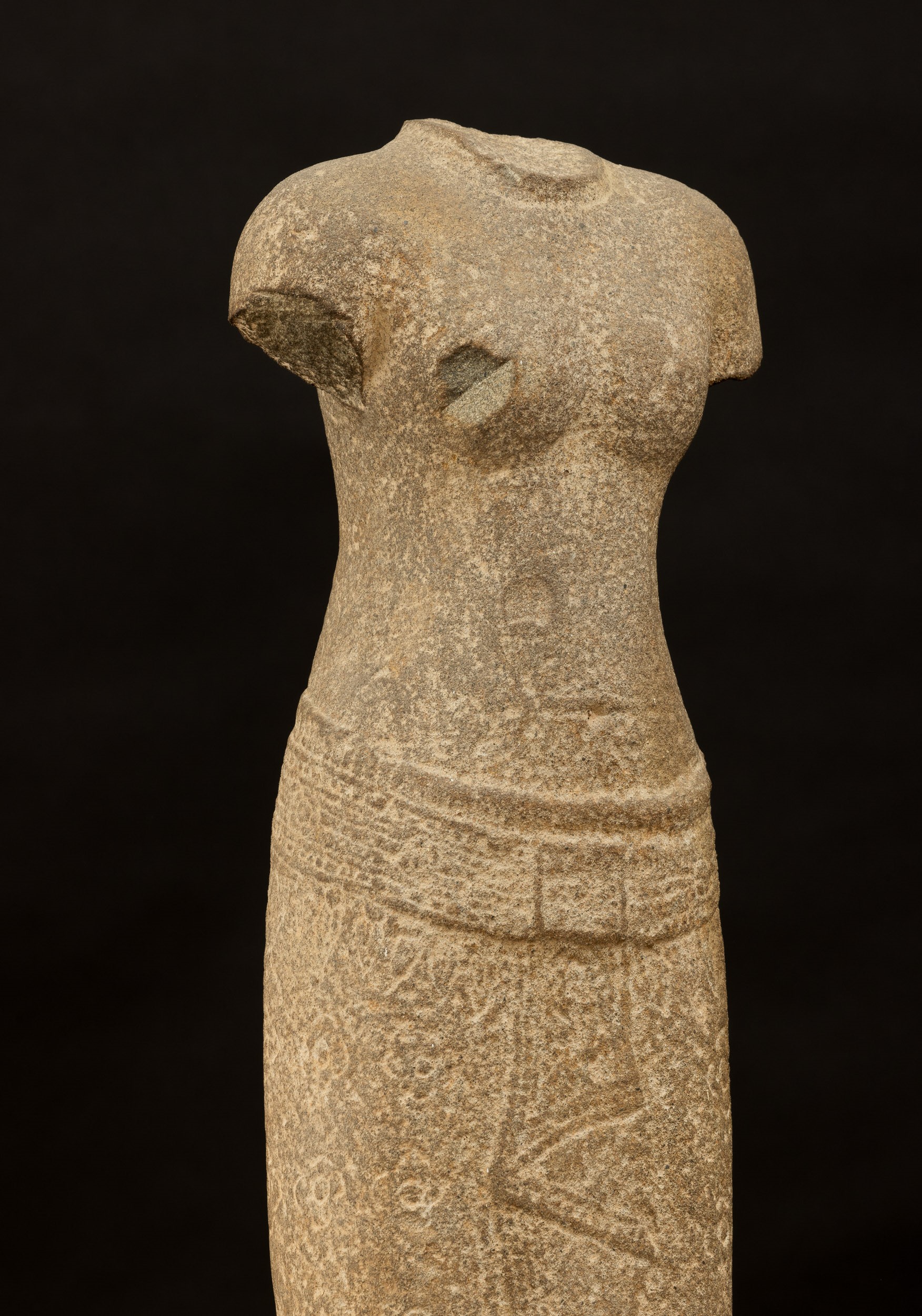Torso Femminile Scolpito in Pietra, India, Khemer, Epoca Bayon (1160-1230)