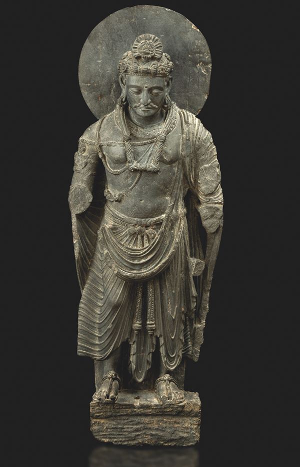 Straordinaria figura di Maitreya scolpita in pietra, Gandhara, IV secolo