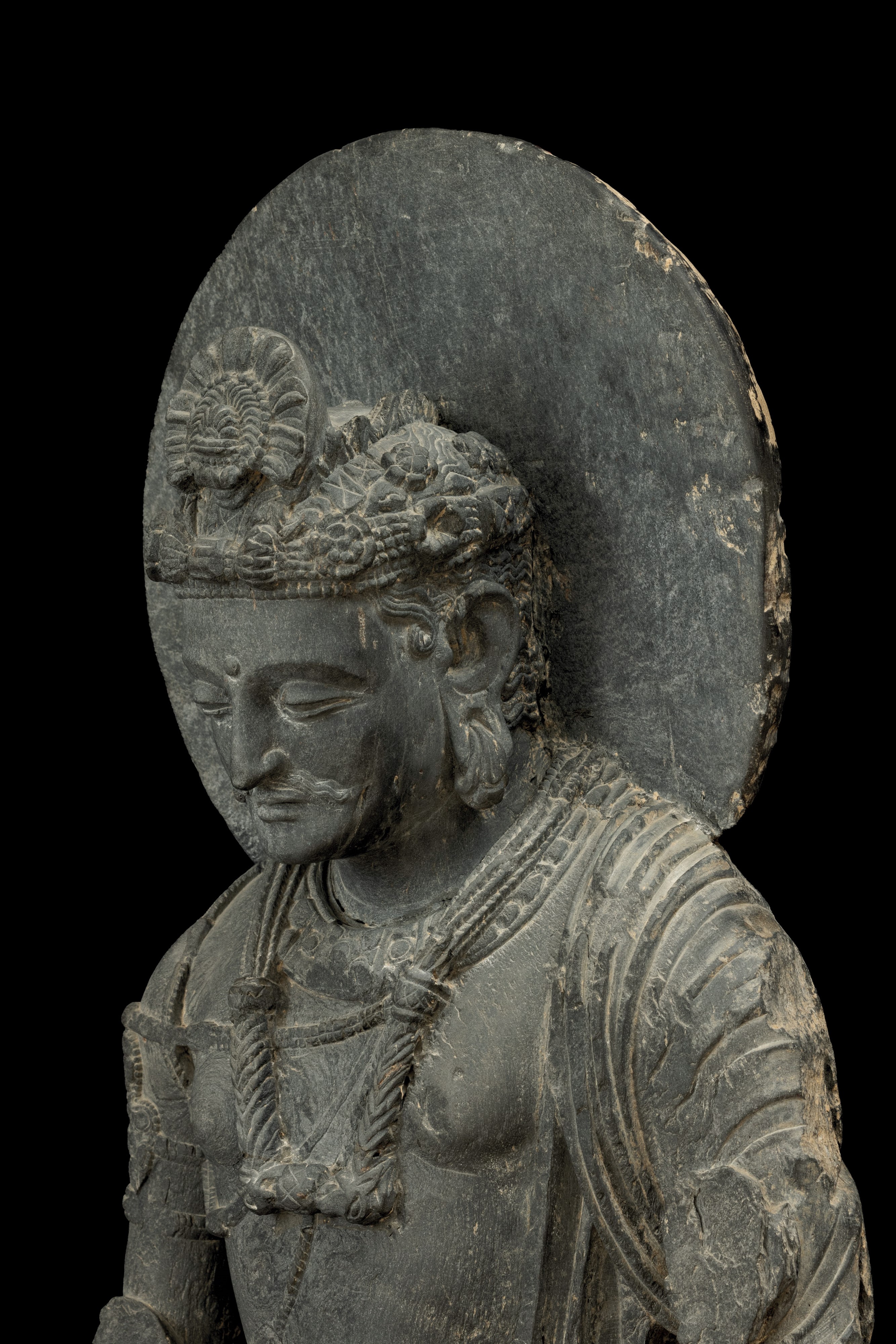 Straordinaria Figura di Maitreya Scolpita in Pietra, Gandhara, IV Secolo