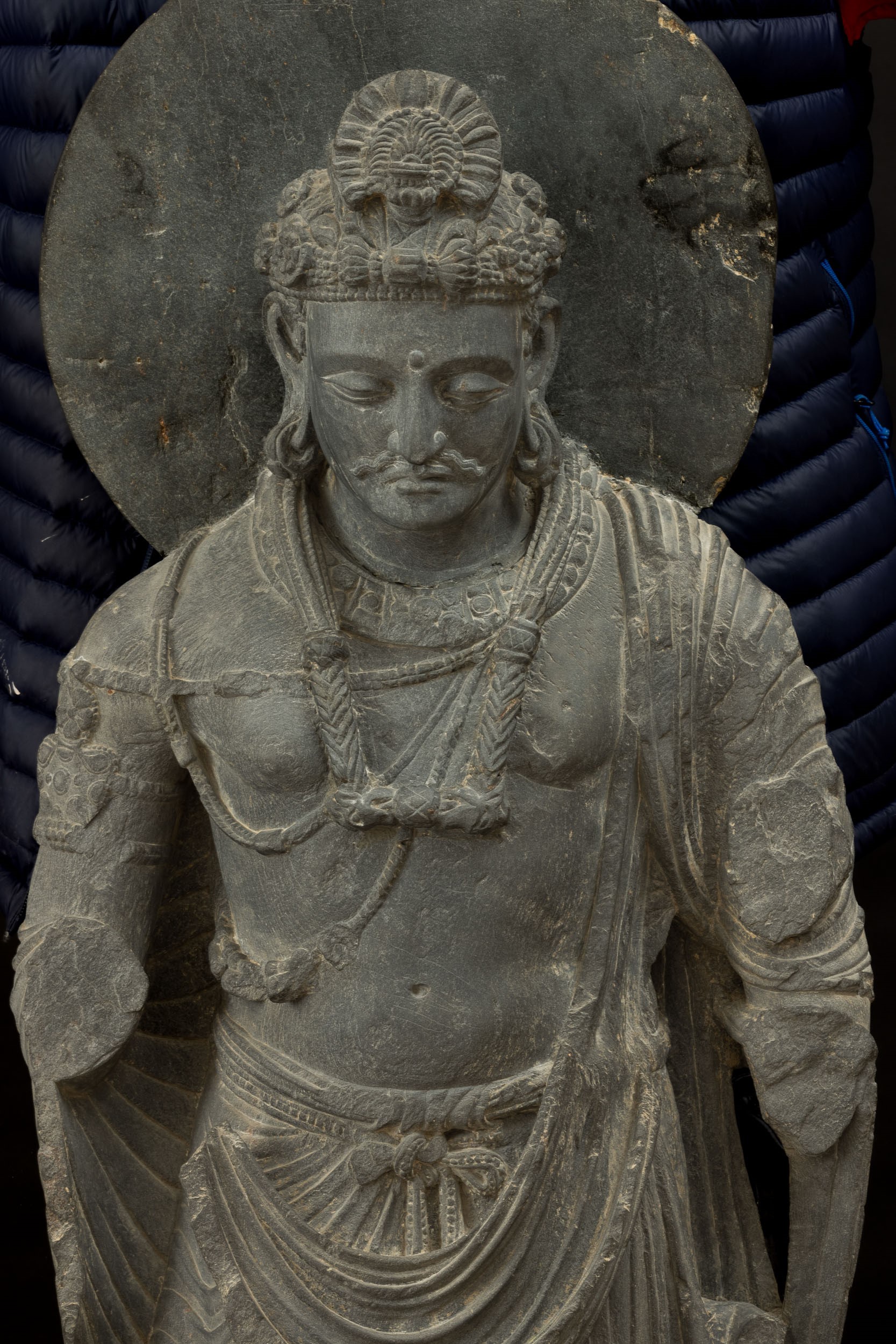 Straordinaria Figura di Maitreya Scolpita in Pietra, Gandhara, IV Secolo
