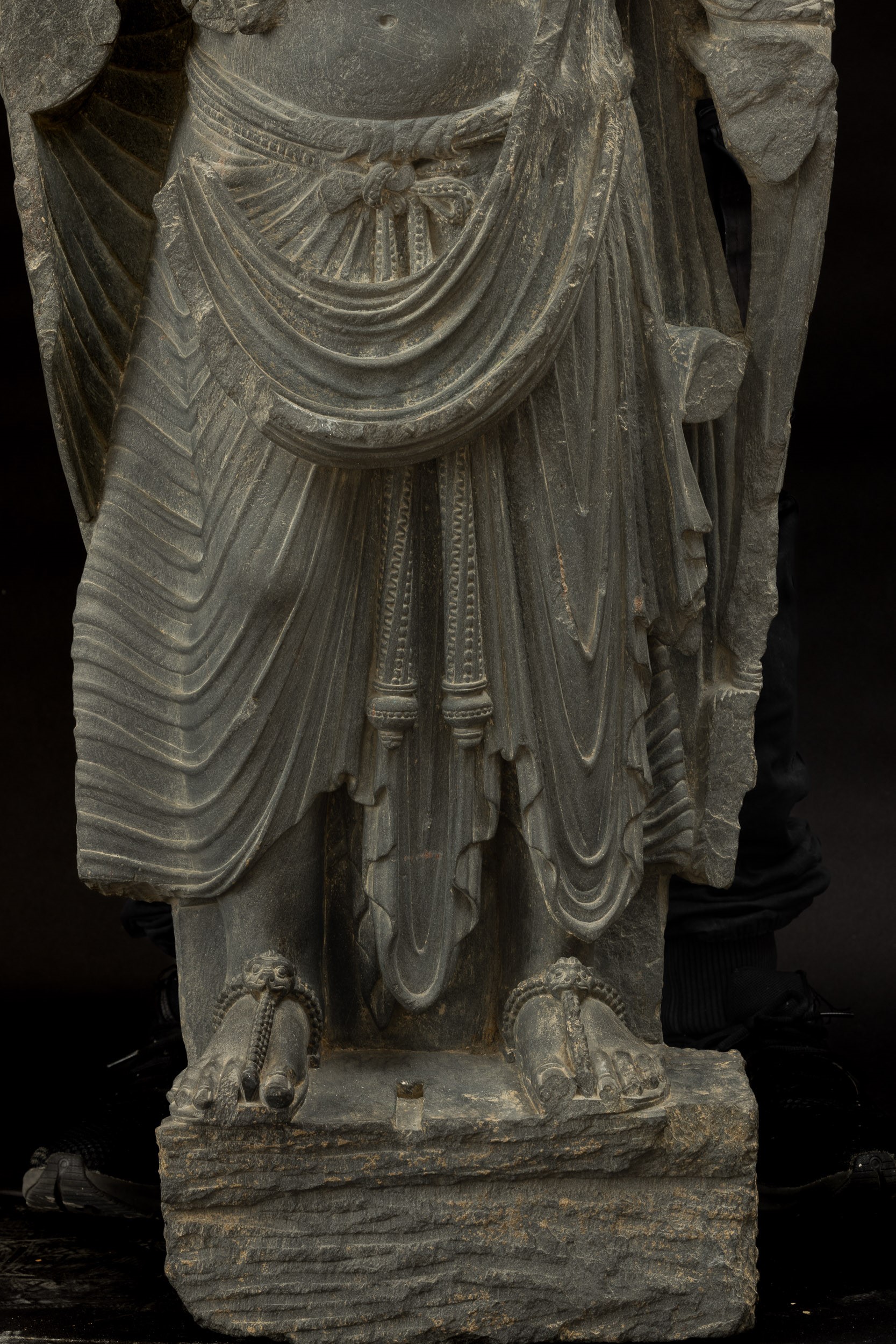 Straordinaria Figura di Maitreya Scolpita in Pietra, Gandhara, IV Secolo
