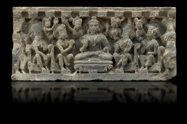 Rilievo scolpito in pietra con figura centrale di Buddha Sakyamuni e accoliti, Gandhara