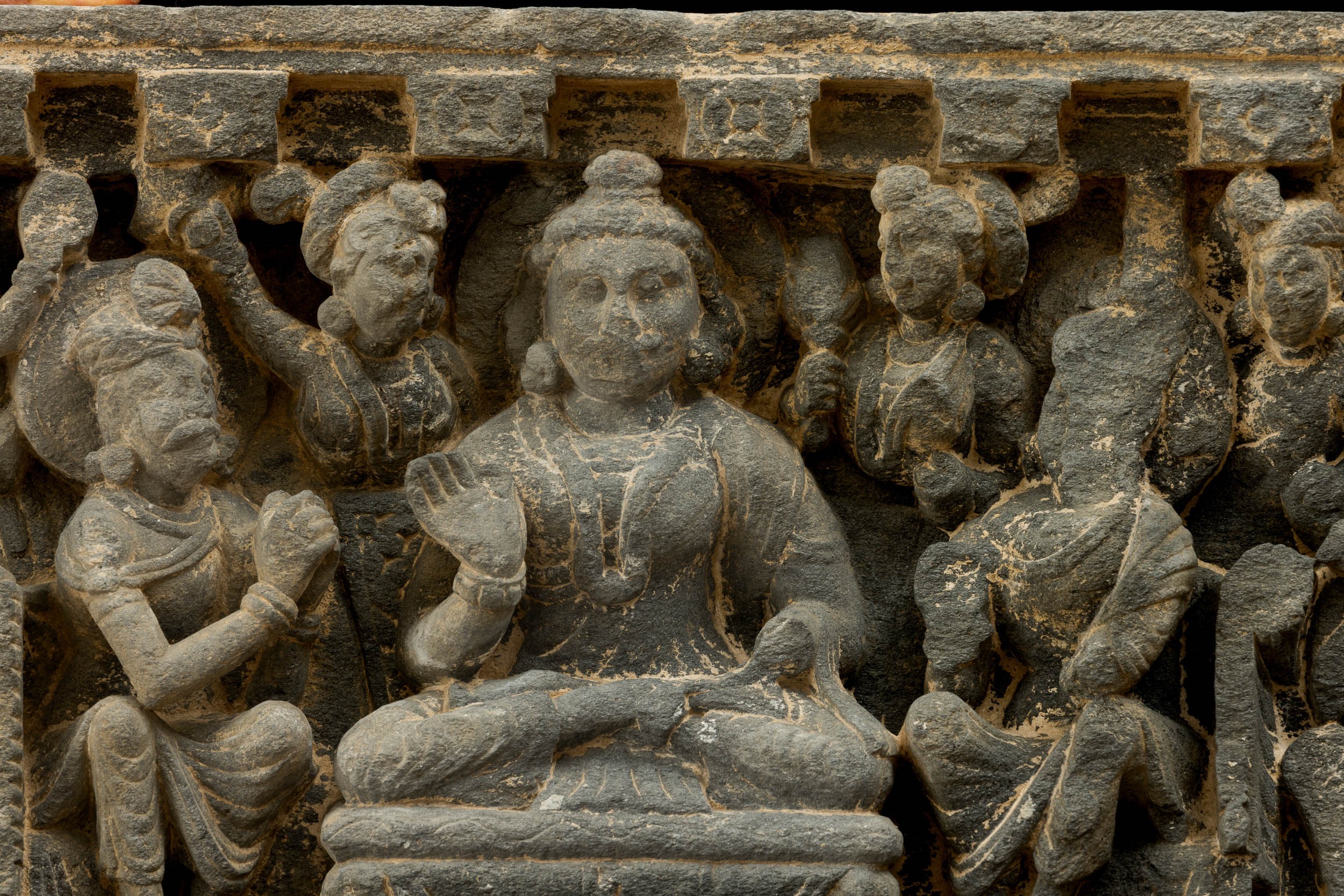 Rilievo Scolpito in Pietra con Figura Centrale di Buddha Sakyamuni e Accoliti, Gandhara