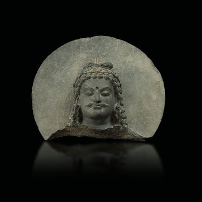 Importante Testa di Bodhisatwa Scolpita in Pietra, Gandhara, IV Secolo