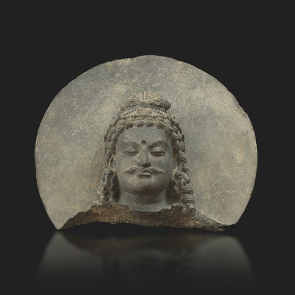 Importante Testa di Bodhisatwa scolpita in pietra, Gandhara, IV secolo