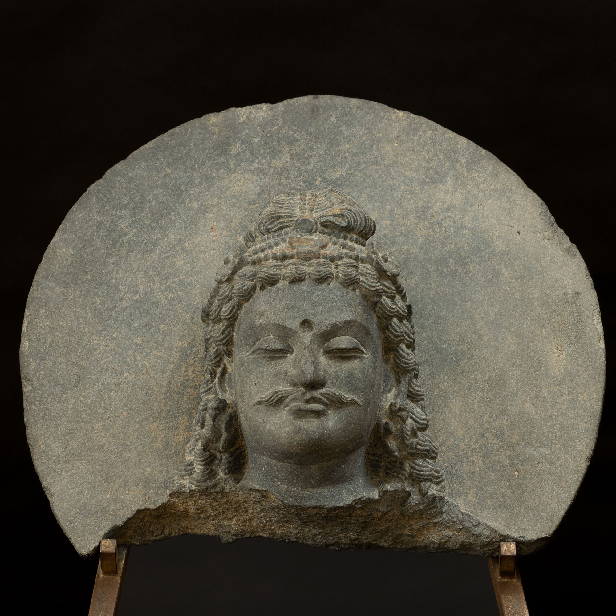 Importante Testa di Bodhisatwa Scolpita in Pietra, Gandhara, IV Secolo