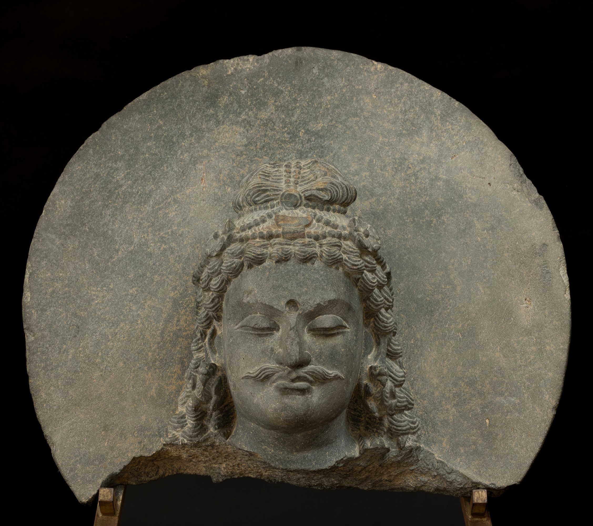 Importante Testa di Bodhisatwa Scolpita in Pietra, Gandhara, IV Secolo
