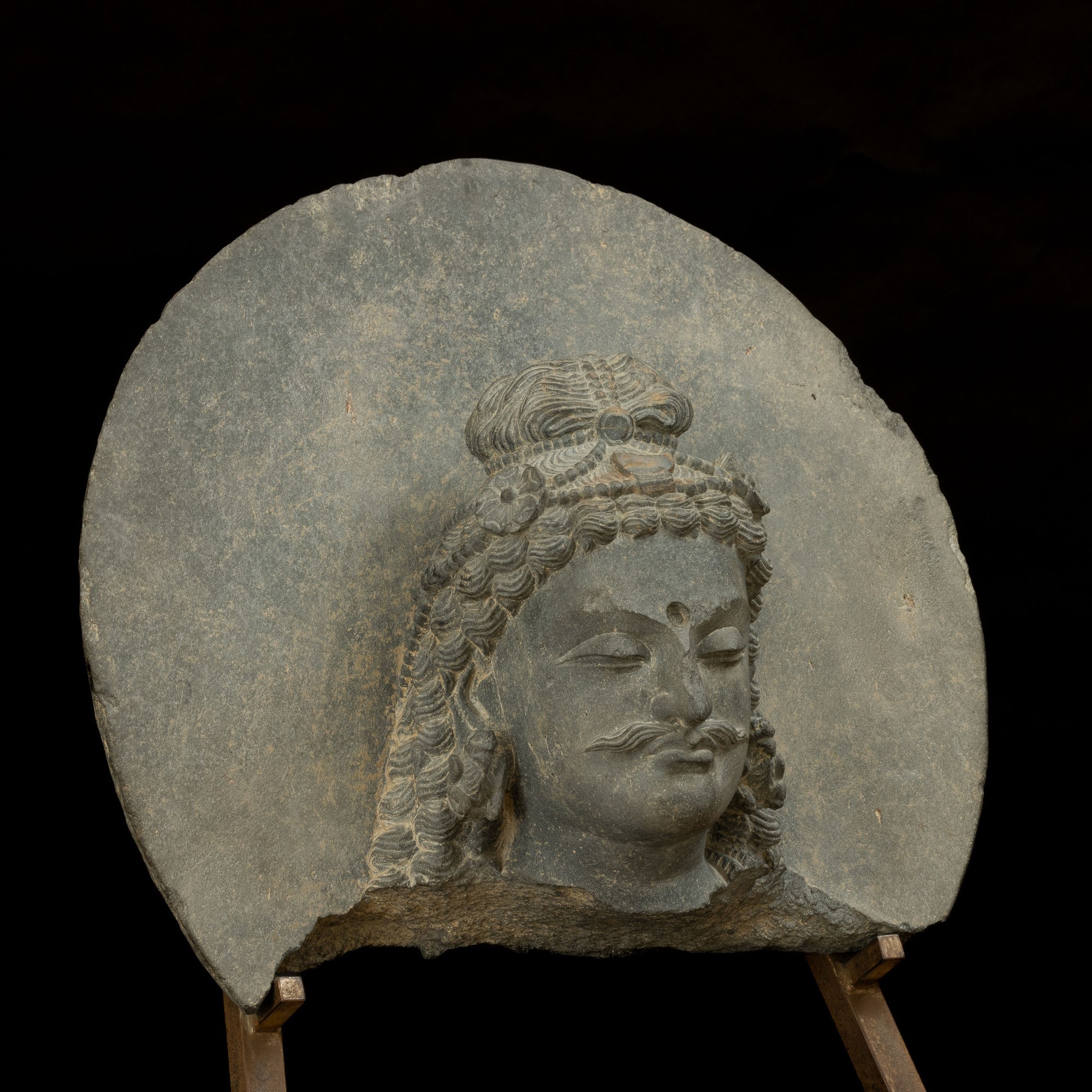 Importante Testa di Bodhisatwa Scolpita in Pietra, Gandhara, IV Secolo