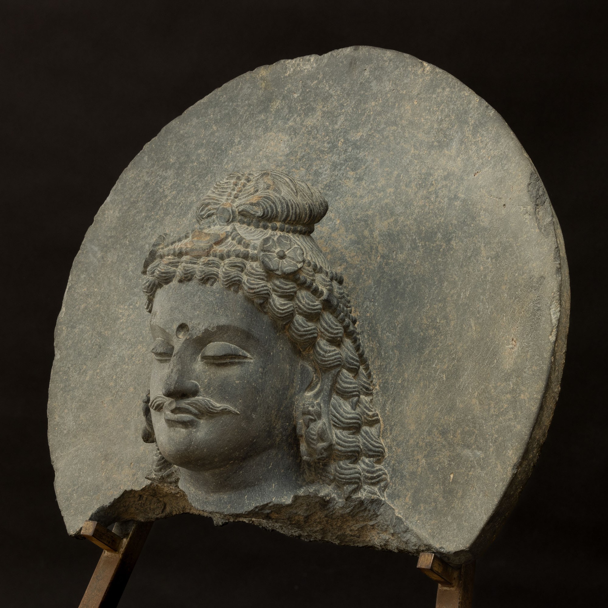 Importante Testa di Bodhisatwa Scolpita in Pietra, Gandhara, IV Secolo