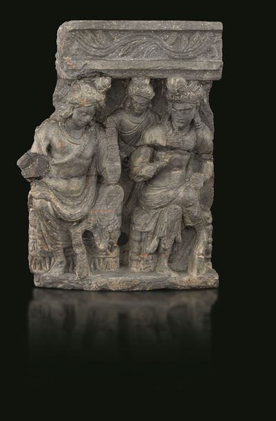 Rilievo Scolpito in Pietra con Tre Figure di Attendenti, Gandhara, IV Secolo