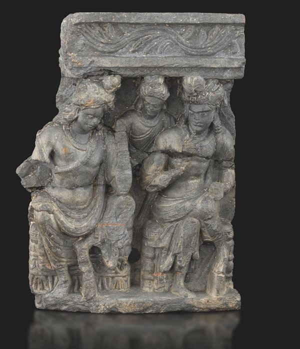 Rilievo scolpito in pietra con tre figure di attendenti, Gandhara, IV secolo