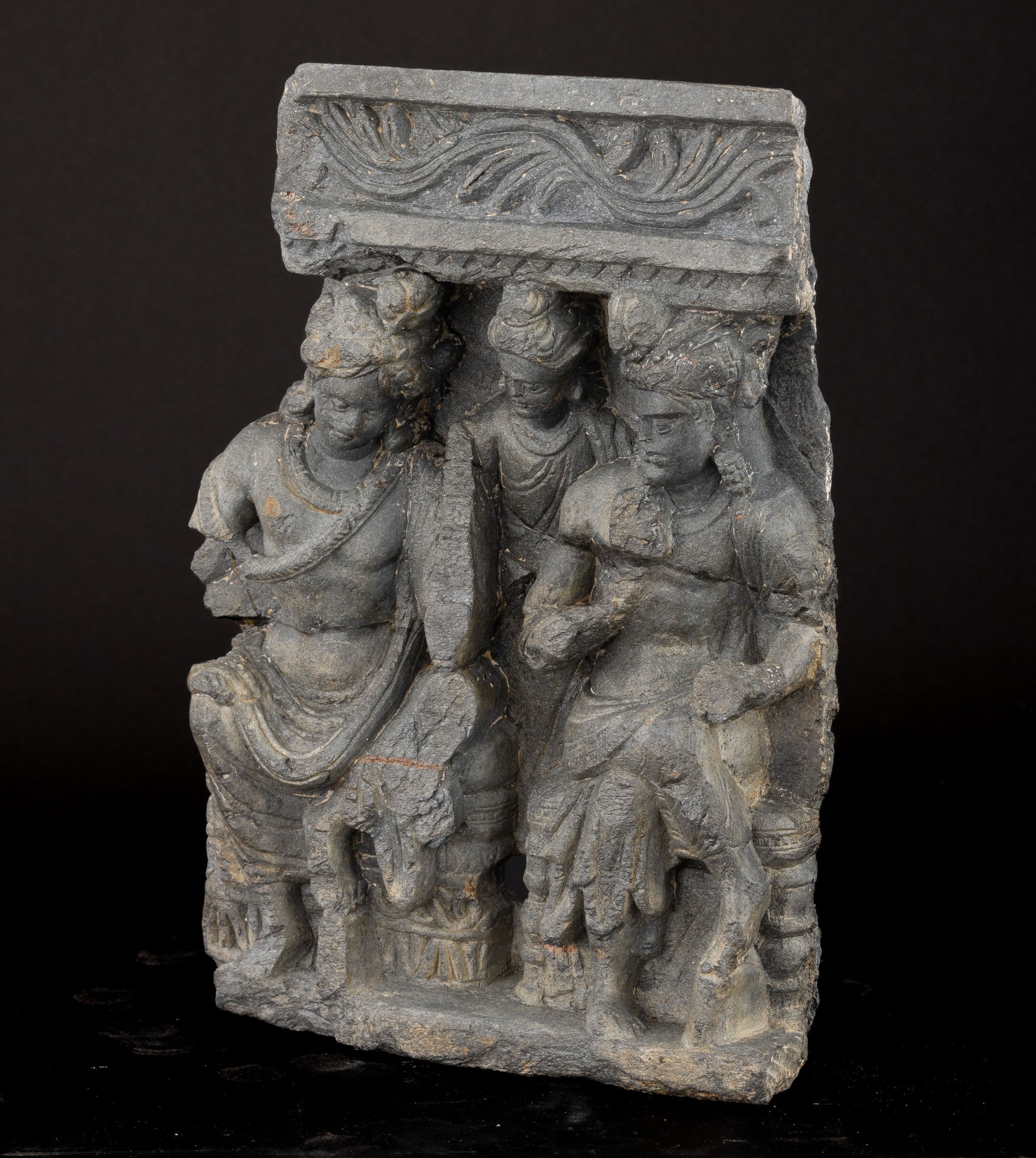 Rilievo Scolpito in Pietra con Tre Figure di Attendenti, Gandhara, IV Secolo
