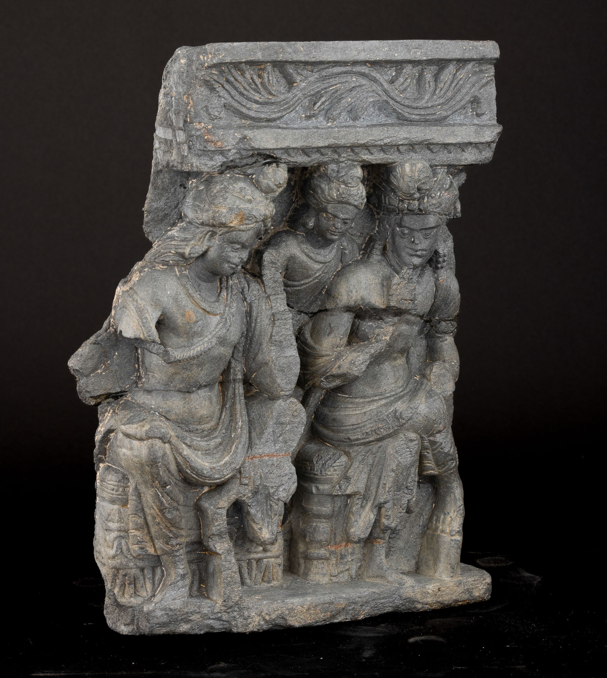 Rilievo Scolpito in Pietra con Tre Figure di Attendenti, Gandhara, IV Secolo