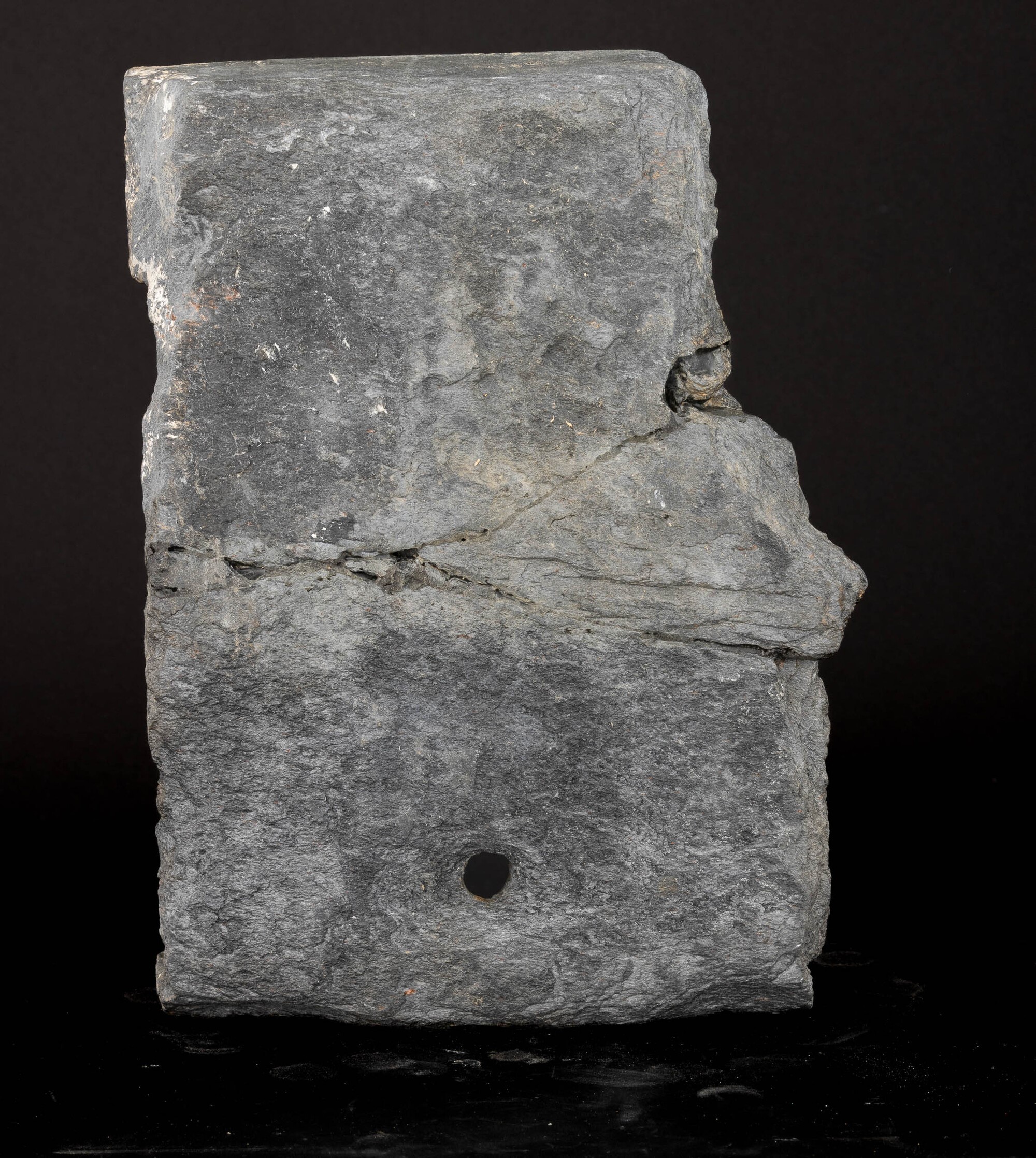 Rilievo Scolpito in Pietra con Tre Figure di Attendenti, Gandhara, IV Secolo