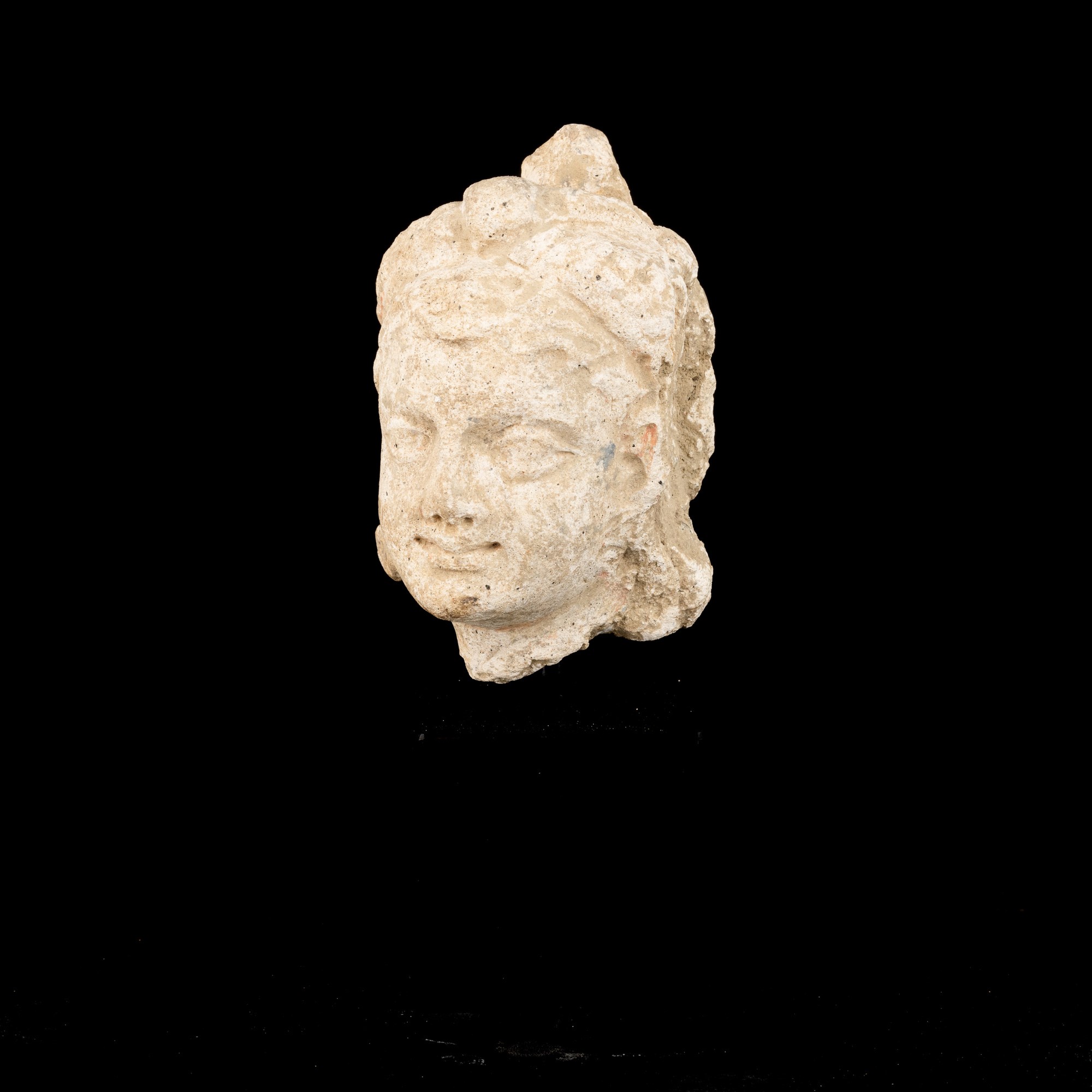 Testa di Donna Scolpita in Stucco, Gandhara, IV Secolo